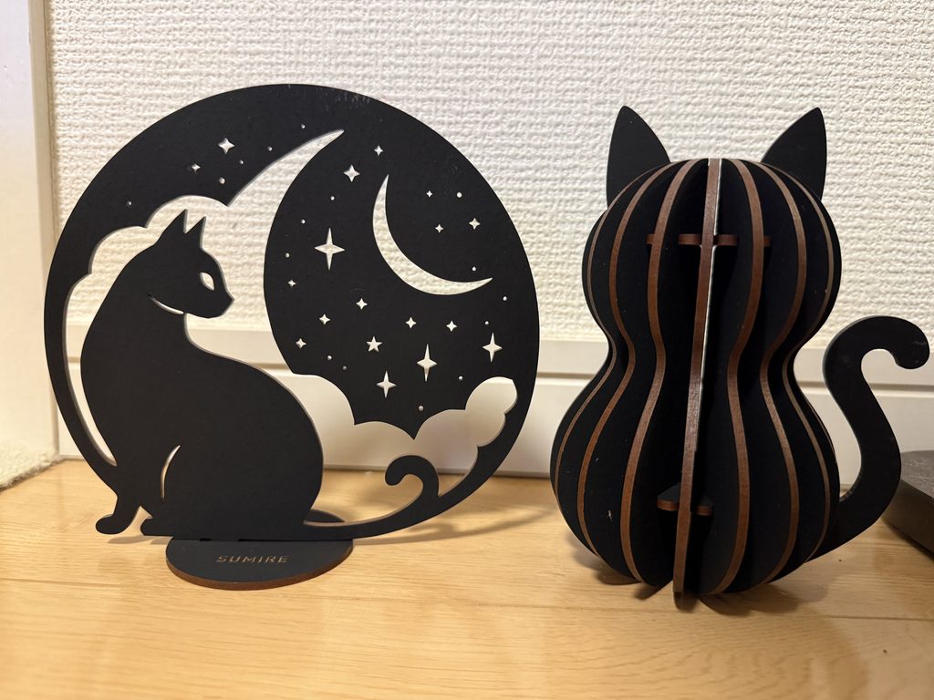 炭零(すみれ)の月と猫の飾りと、猫の形のまるこ